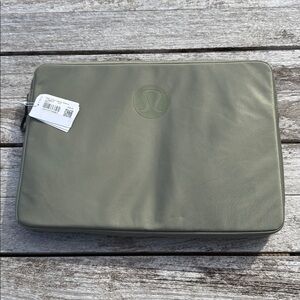 Lululemon New Crew Laptop Sleeve Bayleaf green NWT